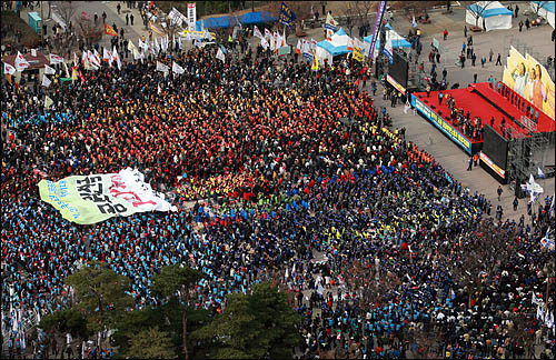  전국의 공무원ㆍ교원ㆍ공공부문 노동자들이 22일 서울 여의도 문화마당에서 공무원연금 개악 저지와 사회공공성 강화를 위한 대규모 집회를 열고 있다.