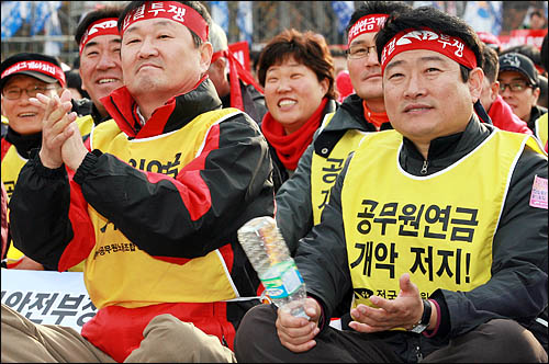  공무원연금 개악 저지와 사회공공성 강화를 위한 집회에는 약 2만명(경찰 추산, 주최측 추산 5만명)의 공무원과 교사, 공공부문 노동자들이 참가했다. 