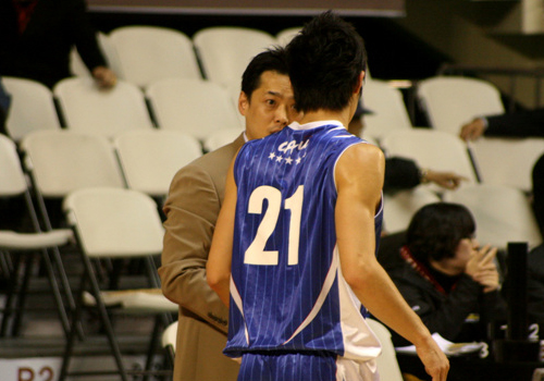  중앙대 김상준 감독이 박진수에게 작전을 지시하고 있다. 