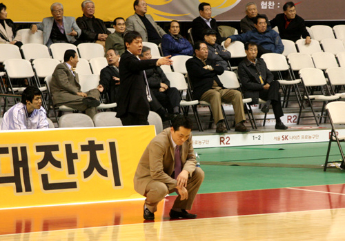  경기에 패색이 짙어지자 중앙대 김상준 감독이 주저앉고 있다. 