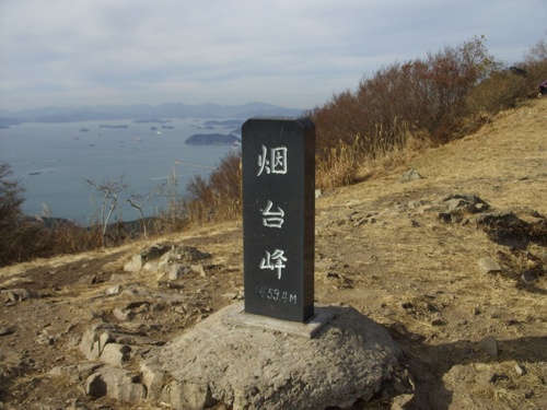 연대봉은 부산광역시 강서구 가덕도 내에 있다. 해발 459.43m이다.