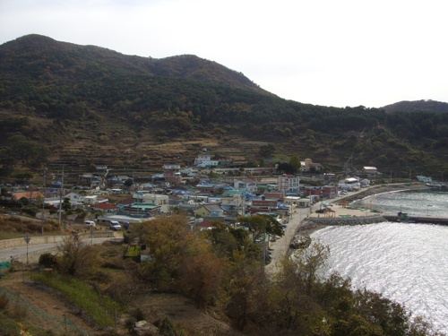  가덕해안로 위에서 내려다본 대항마을 전경. 전국 어느 곳과 다를 바 없는 전형적인 어촌 지역이다.