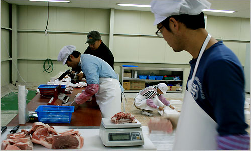  전남 나주 남평에 자리한 '도참'의 돼지고기 작업장 내부