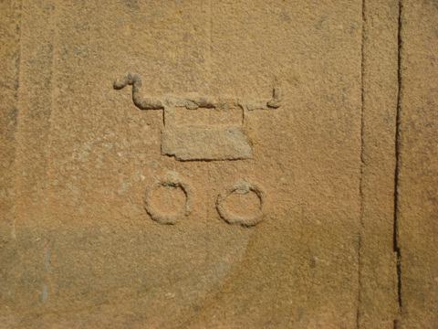 오층석탑의 몸돌부분에 있는 문고리 장식