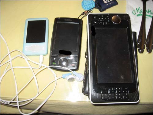 나의 작은 가방속엔 이런 기기들이 항상 구비되어 있다. 좌측부터 MP플레이어, PDA폰, UMPC이다.