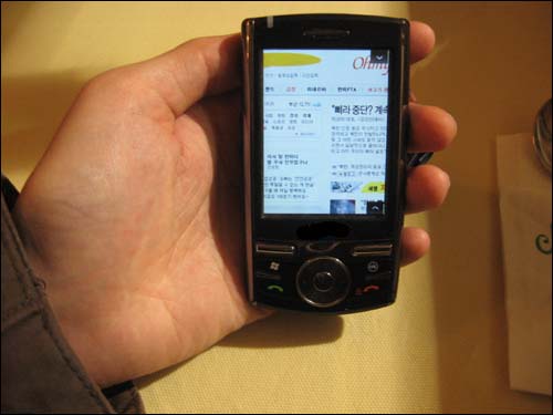서울시에서 조례로 학생들의 휴대폰 사용을 제한한다고 해 논란이 되고 있다. 휴대폰으로 인터넷에 접속한 모습.
