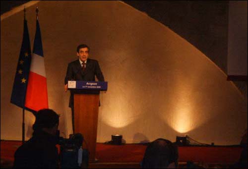 아비뇽포럼 둘째 날인 지난 17일, 총회에서 연설하는 프랑수아 피용 프랑스 총리.