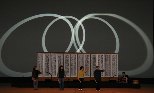 김차경, 유수정, 정미정씨와 함께 공연 예행연습을 하고 있다. 