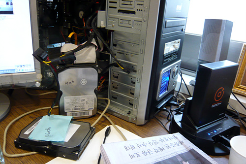 다른 컴퓨터에 원본이 있으면 다행이지만 없으면 지푸라기라도 잡는 수밖에... 떼어놓았던 하드드라이브를 일일이 걸어 확인해본다. 