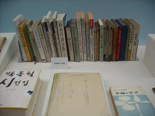박목월 시인이 남긴 책들과 원고들...