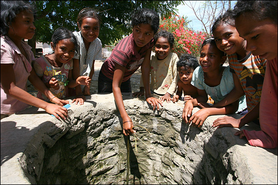 마을 공동우물에서 물을 긷고 있는 아이들.