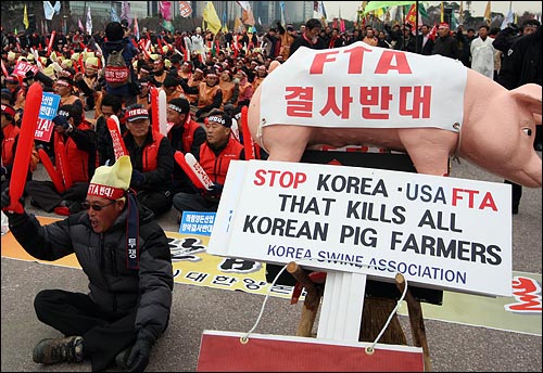 전국 각지에서 상경한 농민들이 25일 오후 서울 여의도 문화마당에서 열린 '한미FTA저지! 농민생존권쟁취! 식량주권실현을 위한 농축수산인 전국대회'에서 한미 FTA 국회 비준에 반대를 요구하며 구호를 외치고 있다.