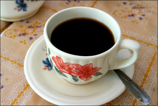 진하디 진한 동티모르 커피. 커피를 물에다 넣고 끓여 천이나 금속망으로 걸러낸다. 성긴 망으로 걸러낸 커피는 커피잔 바닥에 커피가루가 두껍게 쌓인다.