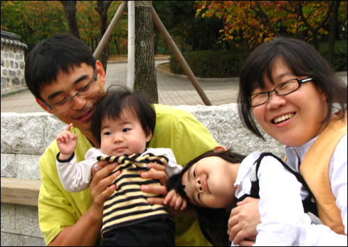 변상철·박정이 부부 가족. 지난 10월 21일 남산한옥마을 공원에서

