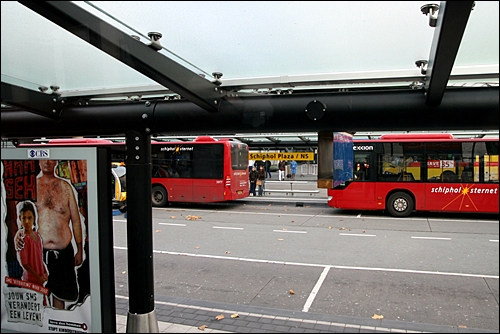 공항 앞 풍경. 빨간 시내버스가 우리나라 시내버스와 너무나 닮았다.