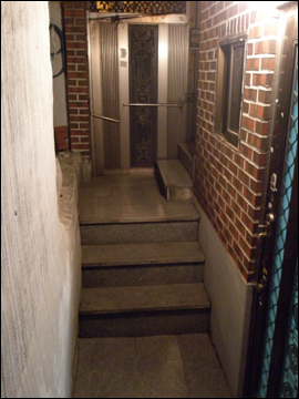 저 대문을 열자, 계단 밑에 내가 있었다. 나라도 놀랐을 거다. 사진을 찍기 위해 조명을 사용했다. 사실 굉장히 어둡다. 