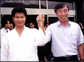 <한국사회의 이해>의 집필 교수 중 일원인 장상환(사진 오른쪽)·정진상(왼쪽) 교수. 이들은 국가보안법상 이적표현물 제작·배포 혐의로 불구속 기소됐다. 이들이 누명을 벗는 데는 11년의 세월이 걸렸다.
