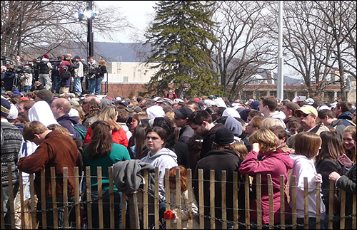 오바마를 기다리고 있는 시민들. 