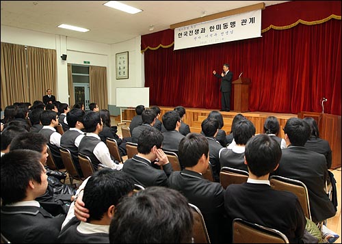 지난달 27일 오전 서울 종로 한 고등학교에서 서울시교육청이 주최하는 '현대사 특강'이 진행되고 있다.