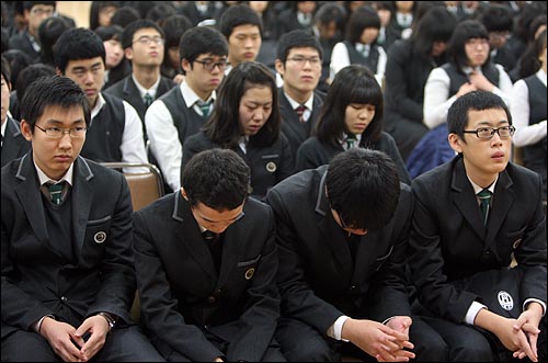 공부에 지친 우리나라 고교생들은 신문 읽을 시간조차 없다. 사진은 작년 11월 서울 종로구 대동세무고등학교에서 학생들이 서울시내 학생들을 대상으로 하는 '현대사 특강'을 경청하는 모습.

