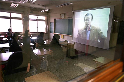 이동복 북한민주화포럼 상임대표이 27일 오전 서울 천호동 한 여고에서 고3학생들을 대상으로 '우리에게 통일은 무엇인가'를 주제로 특강을 하는 가운데, 고3 교실에서 특강 장면이 스크린을 통해 생중계 되고 있다.