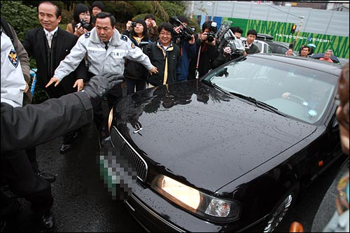 경찰이 이동복 북한민주화포럼 상임대표의 차를 가로막은 시민단체 회원들을 제지하며 차가 학교로 들어갈 수 있도록 길을 터주고 있다.