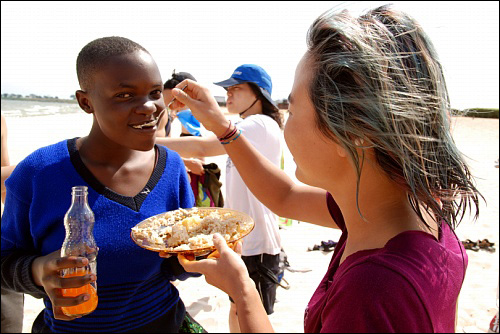 우간다 학생들은 맛있는 밥과 음료수 병을 들고 대원들에게 돌아왔다. 점심을 나눠먹자는 그들의 따뜻한 마음씨에 대원들은 감동했다. 