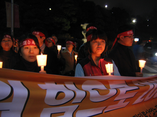  본 대회를 마친 조합원들은 천막농성장이 설치되는 동안 촛불행진을 진행했다.