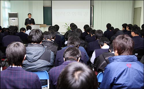 보수 성향 인사들로 서울시교육청이 진행하고 있는 '현대사 특강' 둘째날인 28일 오전 서울 서대문구 인창고등학교에서 안병직 서울대 명예교수가 '한국현대정치경제사'를 주제로 강연을 하고 있다.