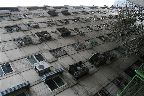 1965년 완공된 동대문 아파트, 당시 연예인들이 많이 살아 연예인 아파트로도 불렸다.