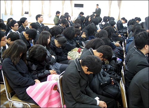 27일 오전 서울 대동세무고등학교에서 열린 서울시교육청의 현대사 특강은 많은 학생들을 졸게 만들었다.