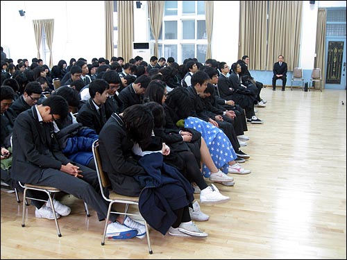 27일 오전 서울 대동세무고등학교에서 열린 서울시교육청의 현대사 특강은 많은 학생들을 졸게 만들었다. 맨 앞 자리에 앉은 학생들도 졸고 있다.
