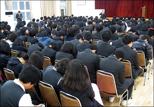 27일 오전 서울 대동세무고등학교에서 열린 서울시교육청의 현대사 특강은 많은 학생들을 졸게 만들었다. 절반 가까운 학생들이 고개를 떨구고 있다.