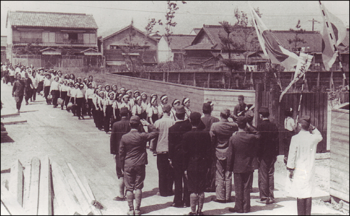1944년 5월 31일 13~15살 어린 소녀들이 나고야 미쯔비시 군수공장의 숙소에 도착하는 모습