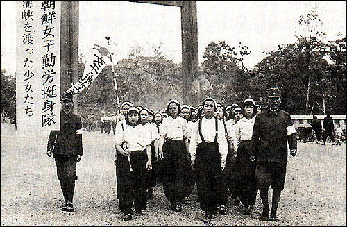 어린 나이에 부모 품을 떠난 조선여자근로정신대원들이 일본 감독자의 인솔하에 행진을 하고 있다.