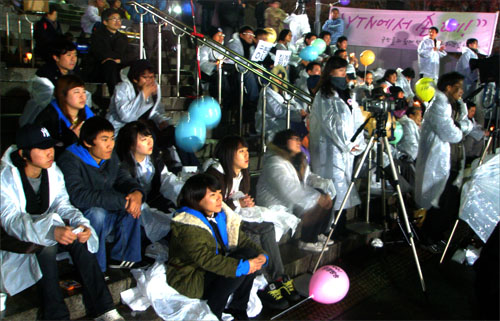 지난 20일, 서울역앞에서 벌어진 'YTN 과 공정방송을 생각하는 날'행사에참석한 성공회대 신문방송학과 학생들 
