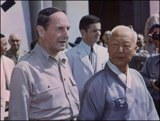 1948년 8월 15일에 열린 대한민국 정부수립 기념식에 자리를 함께 한 이승만 대통령과 맥아더 장군 