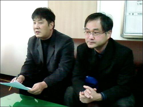환경운동연합 양장일 사무총장 직무대행(오른쪽)과 박창재 국장이 1일 오전 서울 종로경찰서 기자실에서 '환경련 쇄신안'을 발표하고 있다.
