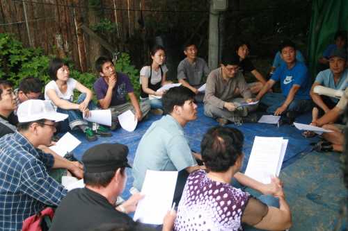 전국귀농운동본부가 남양주 사릉에서 연 '2008 도시농부학교'에 참여한 도시 시민들이 이론 수업을 받고 있다. 