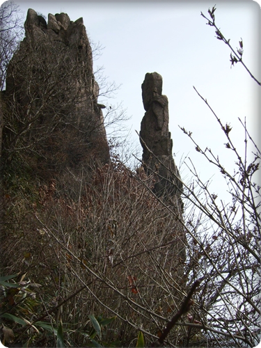 바위절벽을 마주보고 서있는 삼장법사바위