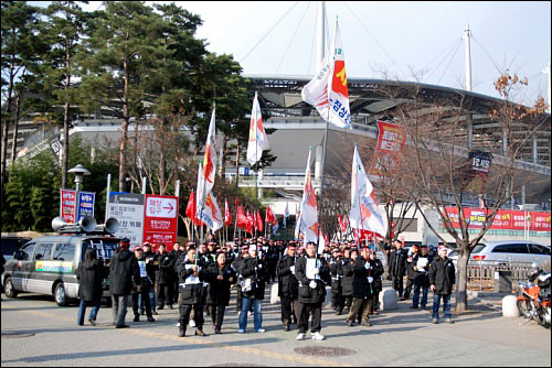 지난 1일 오후 1시, '마포구청 규탄투쟁대회' 참가자들이 마포구청으로 향하고 있다.