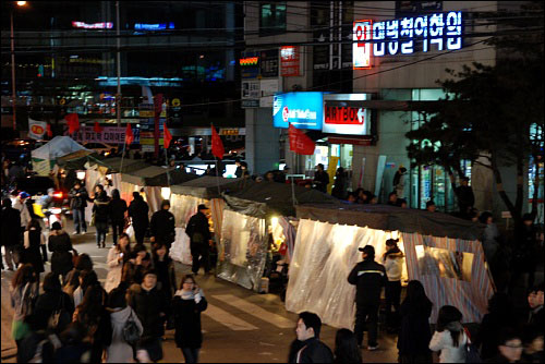 서울메트로 2호선 홍대입구역 5번 출구 앞 노점들에 붉은 깃발이 달려 있다.