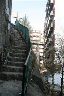 회현 제2시범아파트는 2004년 11월 19일에 재난 위험 시설물 D급으로 지정되었다.