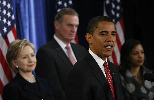 오바마 당선자가 1일 차기 백악관 외교안보팀 내정자들을 소개하고 있다. 왼쪽부터 힐러리 클린턴 국무장관 내정자, 제임스 존스 안보보좌관, 수전 라이스 유엔대사.