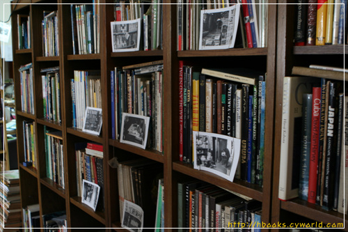 사진책을 꽂아 놓은, 동네 도서관 한켠. 제가 늘 가까이하면서 즐겨보던 책들로 동네 도서관을 마련해 놓고 있습니다.