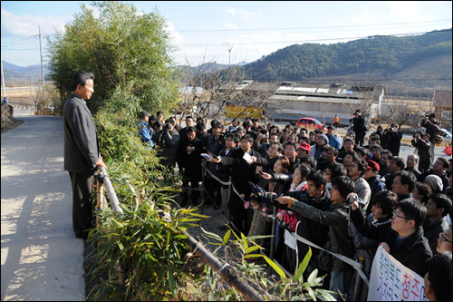 노무현 전 대통령이 5일 오후 봉하마을 만남의광장에서 방문객들을 만나 인사하고 있다.