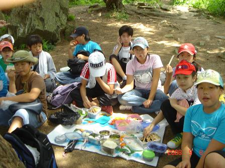 화왕산 산행 가서 즐거운 점심시간을 맞은 아이들