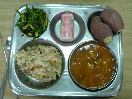 아이들이 하루 먹는 점심이 담긴 식판. 오늘 메뉴는 야채비빔밥이었다.