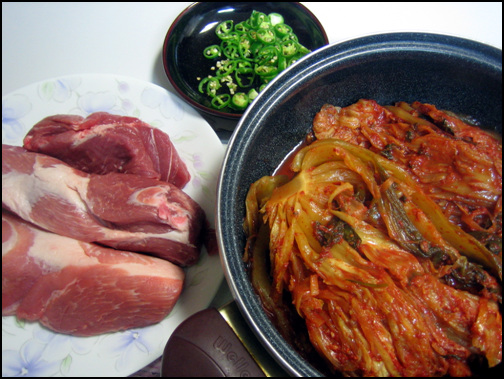 묵은지찜 재료 : 묵은지와 돼지고기 앞다리살, 청양고추 약간