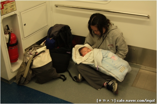 인천에서 일산으로 가자면, 전철을 타고 종로3가에서 3호선으로 갈아타는데, 3호선 끝 대화역까지 가야 하는 우리들은 맨바닥에 털푸덕 주저앉아서 아기를 안고 있을밖에 없습니다.